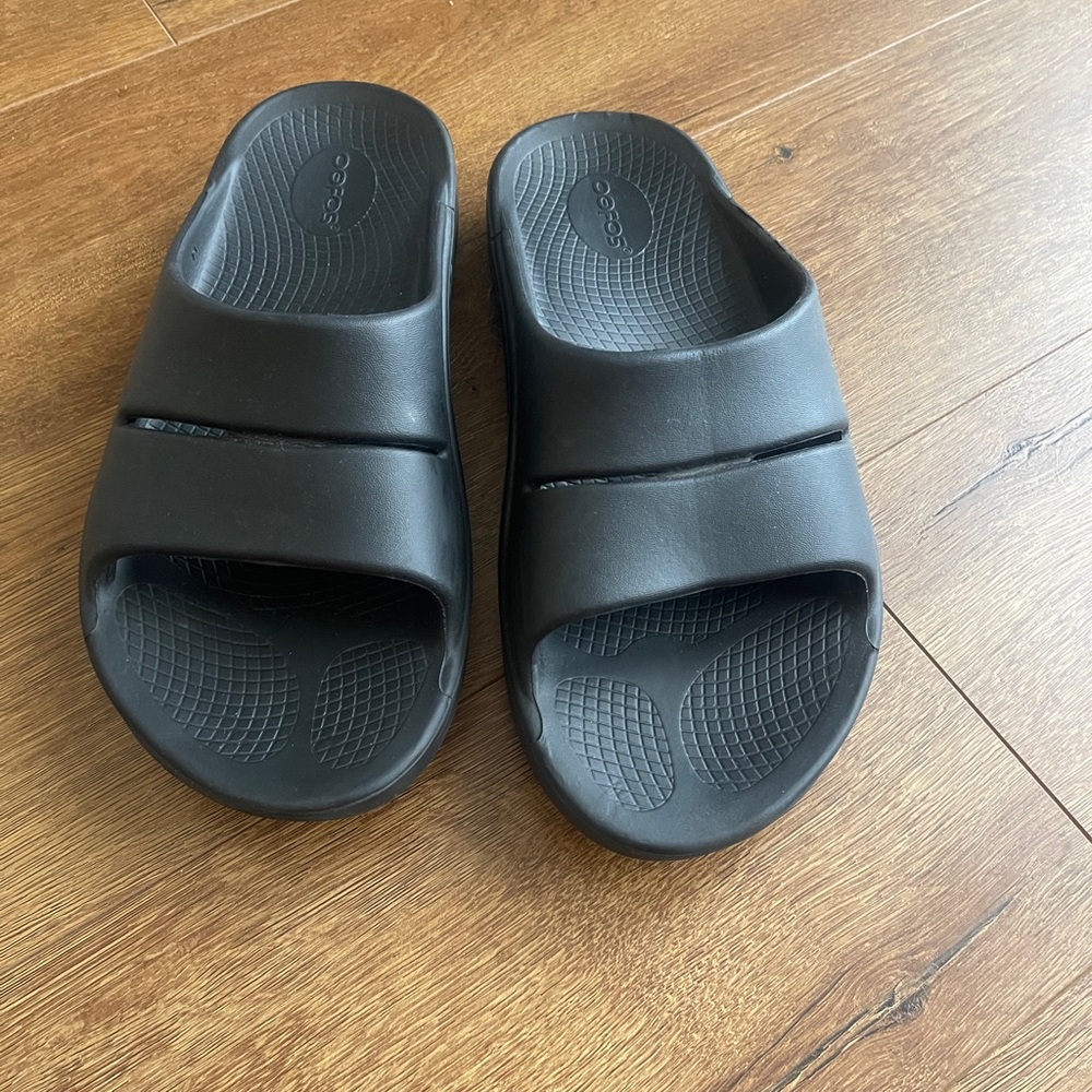 OOFOS Black Comfort Slides